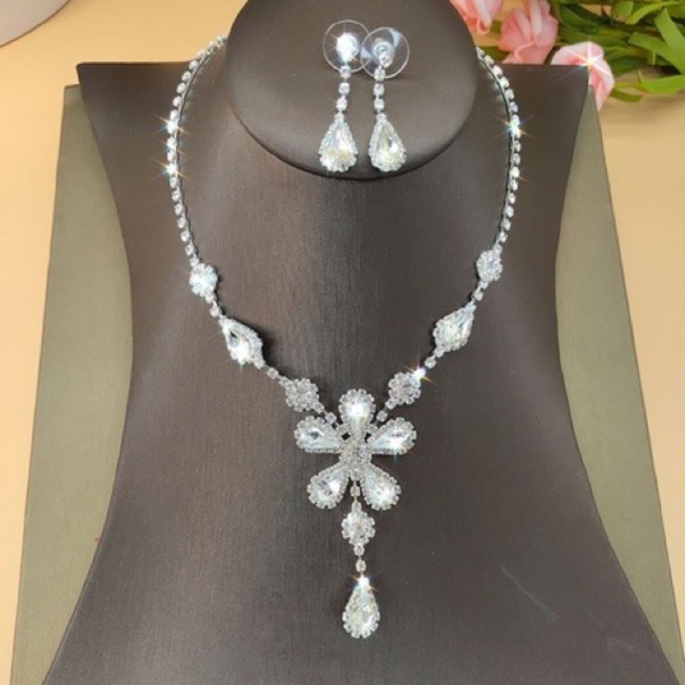 Gorgeous Rhinestone and Silver Floral Necklace and Earrings Set - Picture 4 of 5